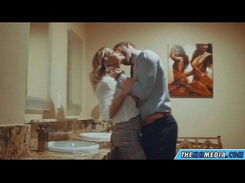 ❤️ Meta blonda busty seduces f'kamra tal-banju pubbliku ️❌  Sess fil-porn mt.taxiporec.top ❌️❤